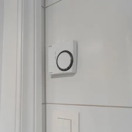 - Sleeps 2 - Parking - Wifi *